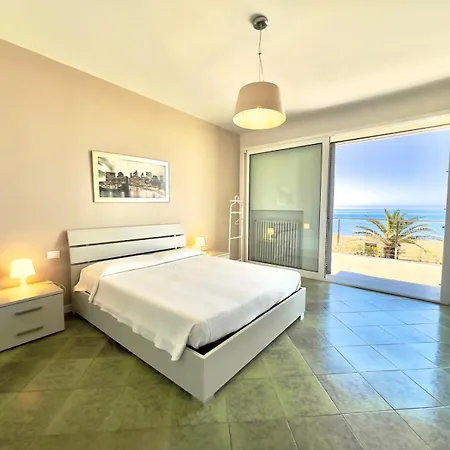 Apartamento Mimmo 9 Beachfront, 3 Bedrooms, And Parking Space