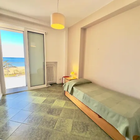 Mimmo 9 Beachfront, 3 Bedrooms, And Parking Space Apartamento